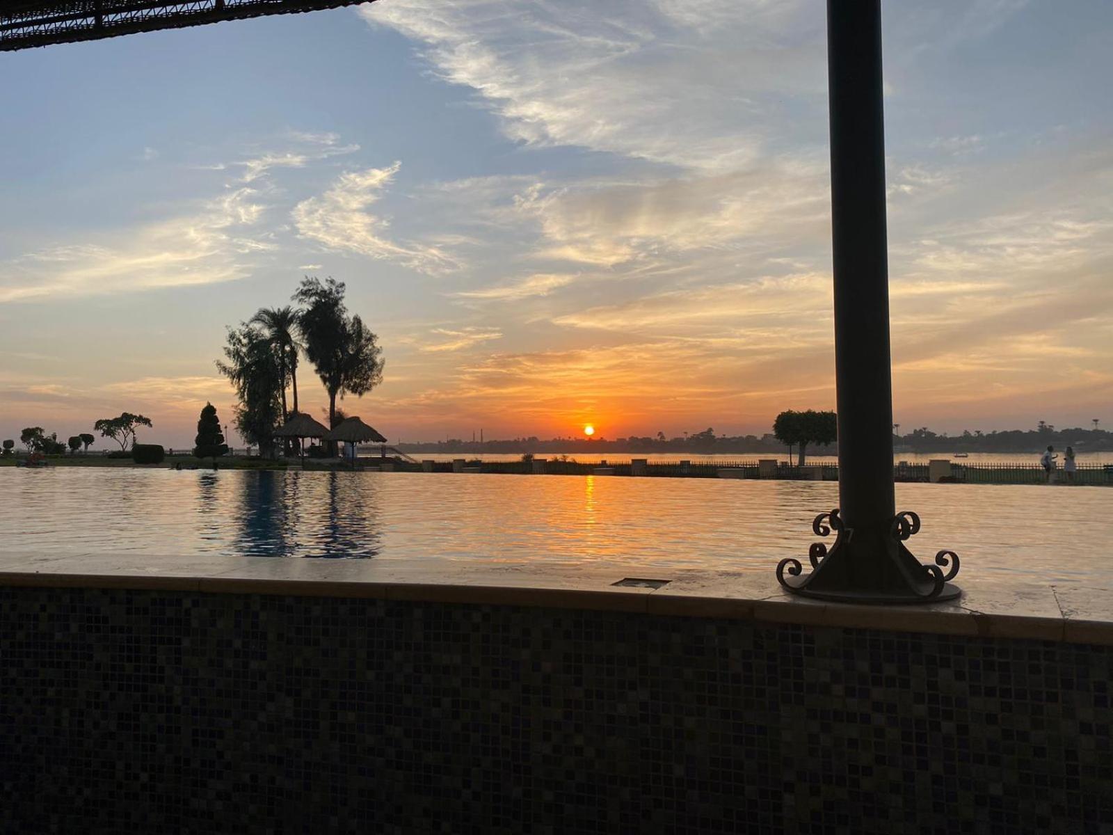 Jolie Ville Hotel & Spa Kings Island Luxor Bagian luar foto Sunset at the lake