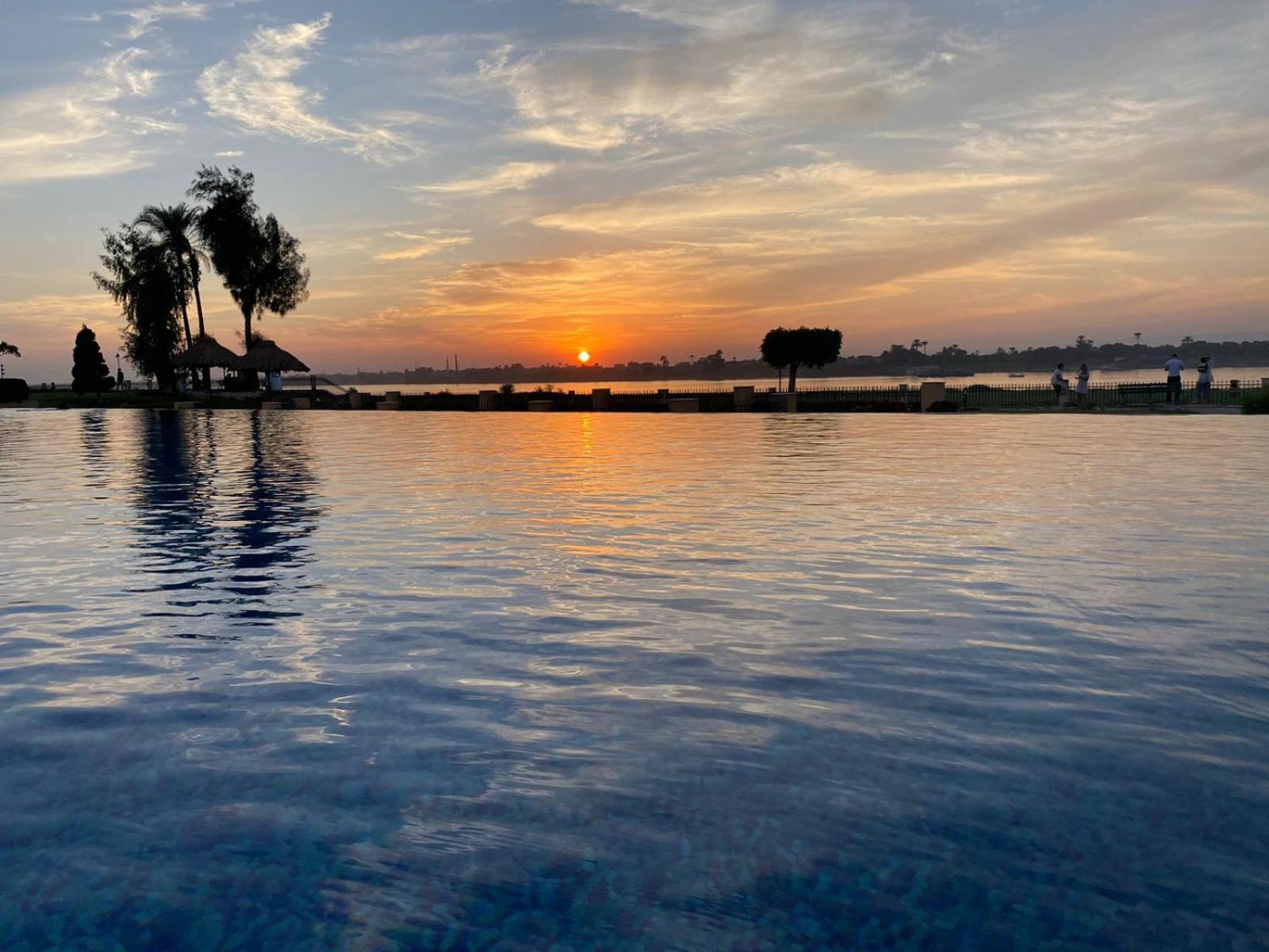 Jolie Ville Hotel & Spa Kings Island Luxor Bagian luar foto Sunset at the lagoon