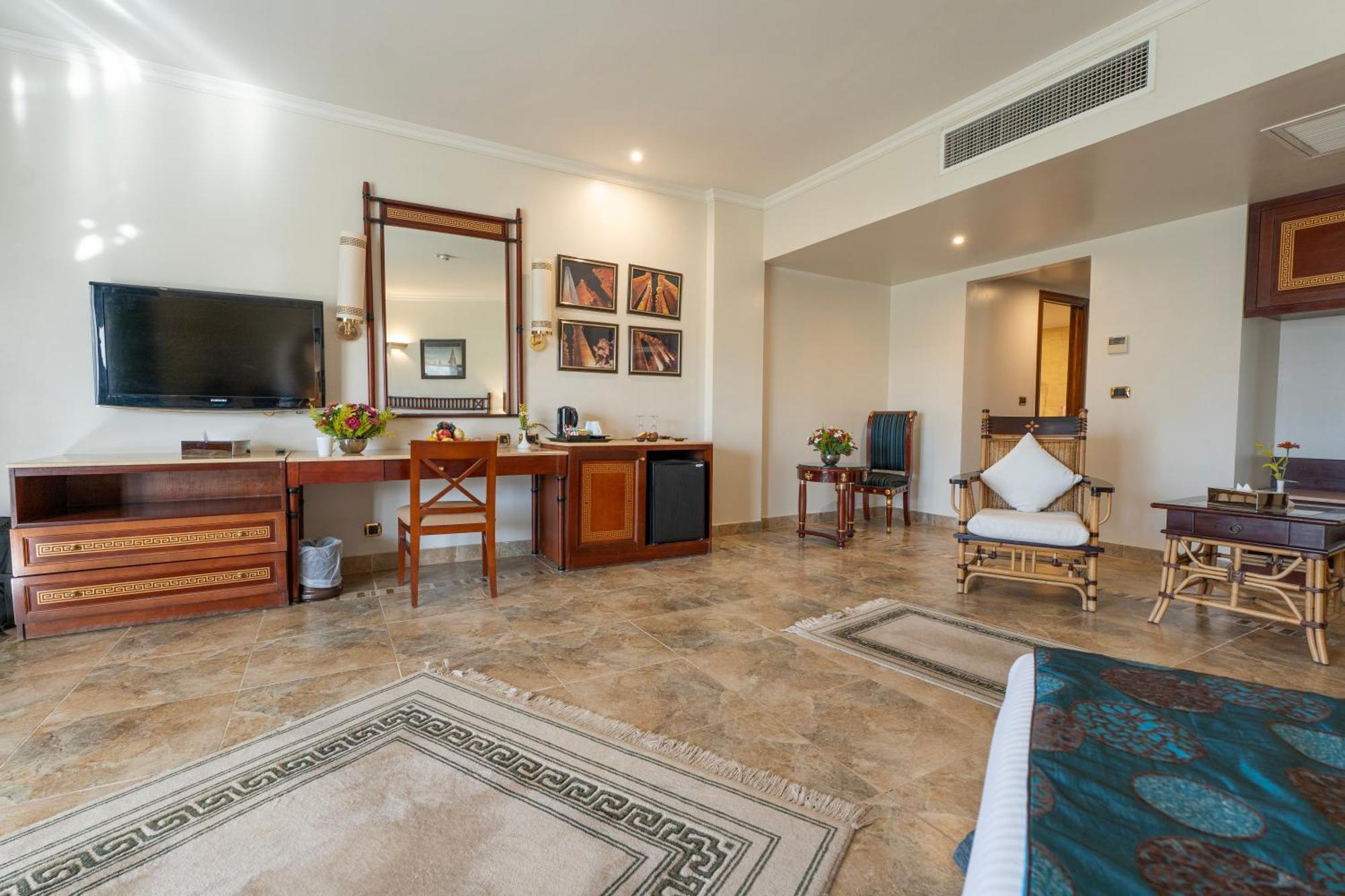 Jolie Ville Hotel & Spa Kings Island Luxor Bagian luar foto A room at the hotel