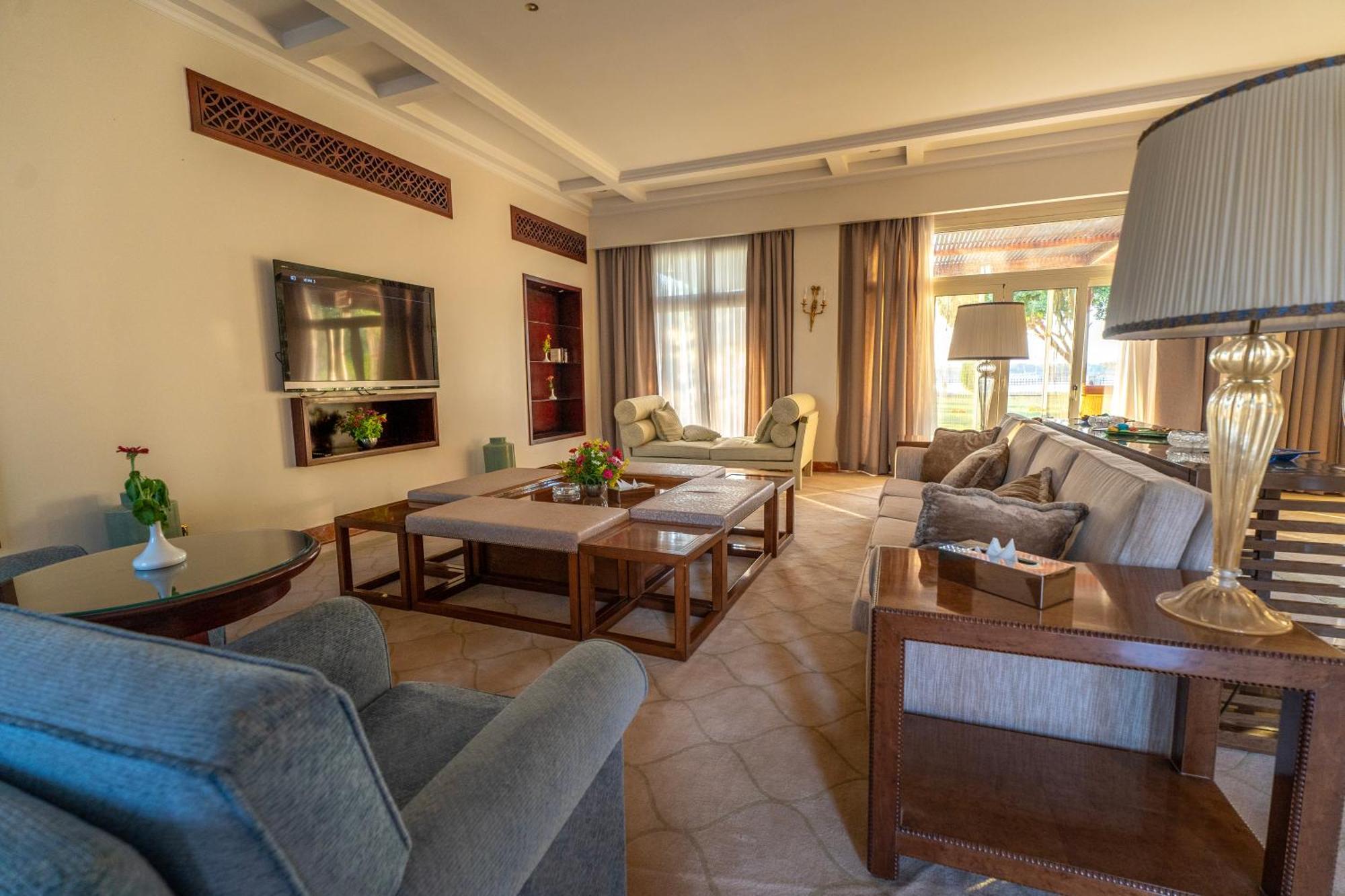 Jolie Ville Hotel & Spa Kings Island Luxor Bagian luar foto A suite at the hotel