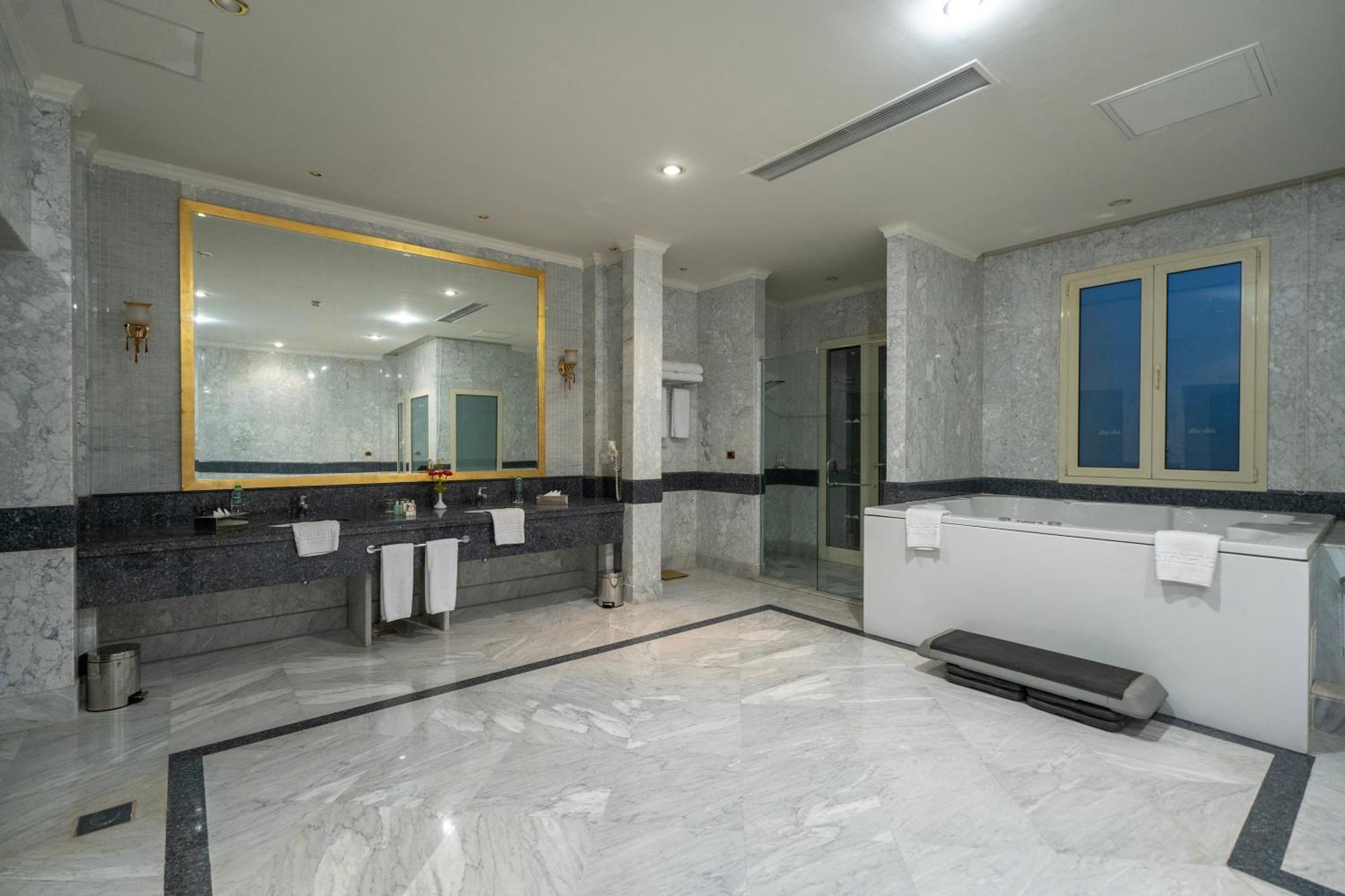 Jolie Ville Hotel & Spa Kings Island Luxor Bagian luar foto Bathroom