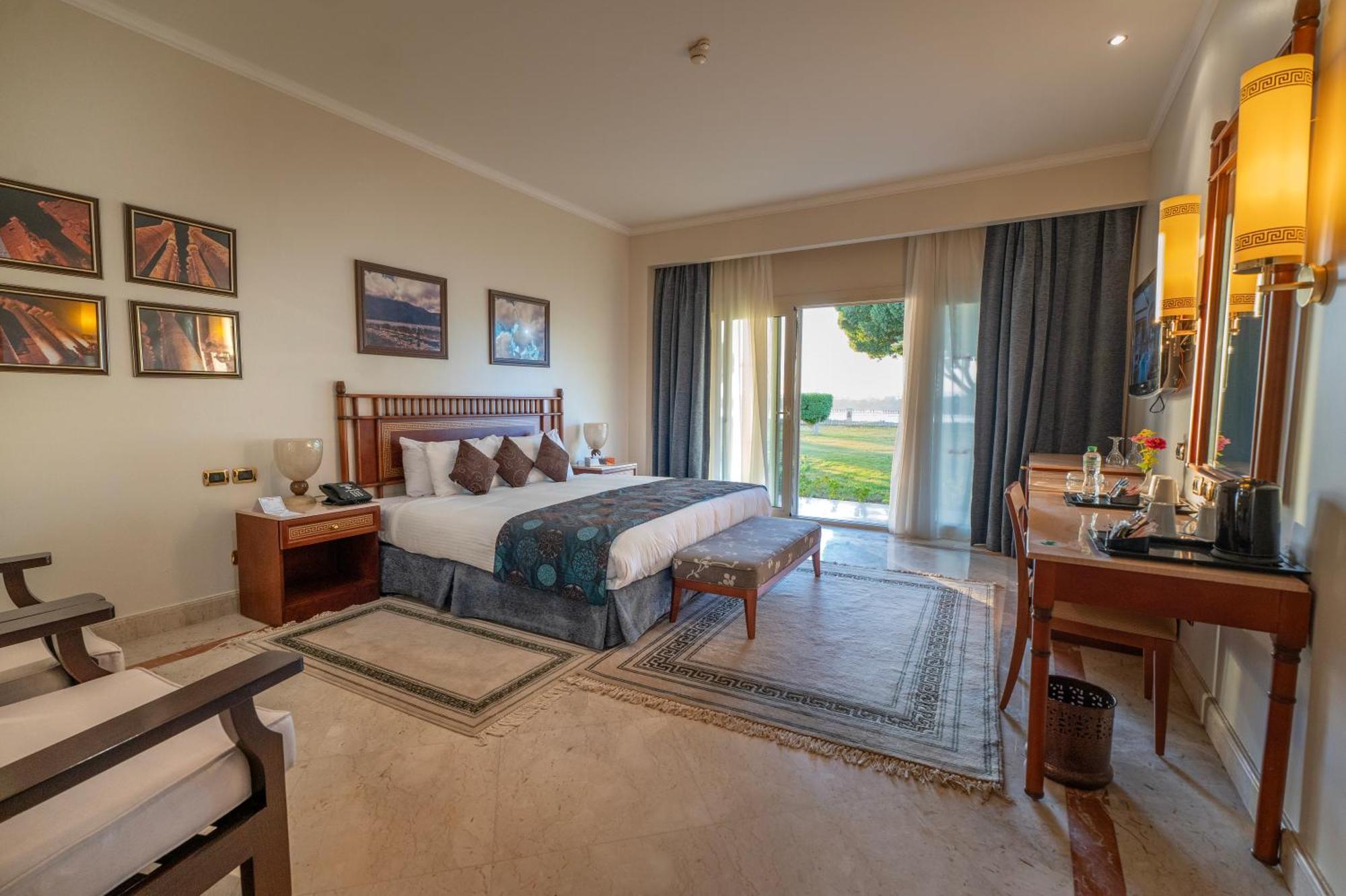 Jolie Ville Hotel & Spa Kings Island Luxor Bagian luar foto A room at the Hilton Luxor
