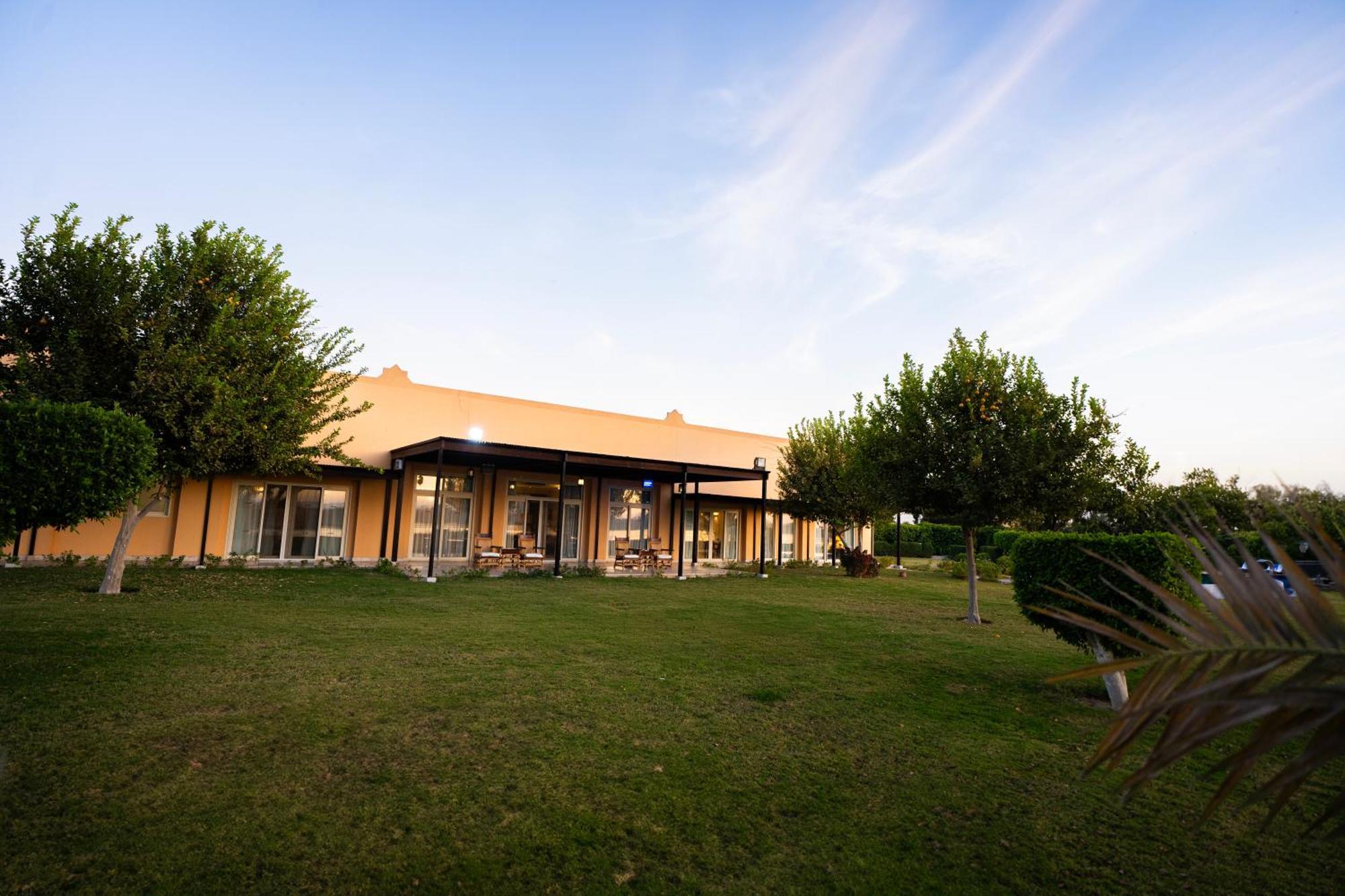 Jolie Ville Hotel & Spa Kings Island Luxor Bagian luar foto The clubhouse at the club's headquarters in the village of Kfar Saba
