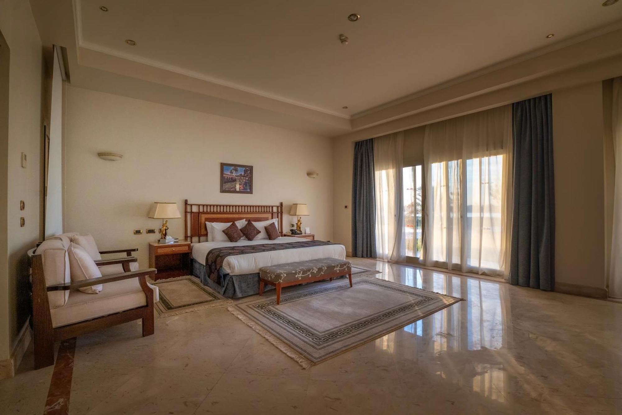 Jolie Ville Hotel & Spa Kings Island Luxor Bagian luar foto A bedroom at the hotel