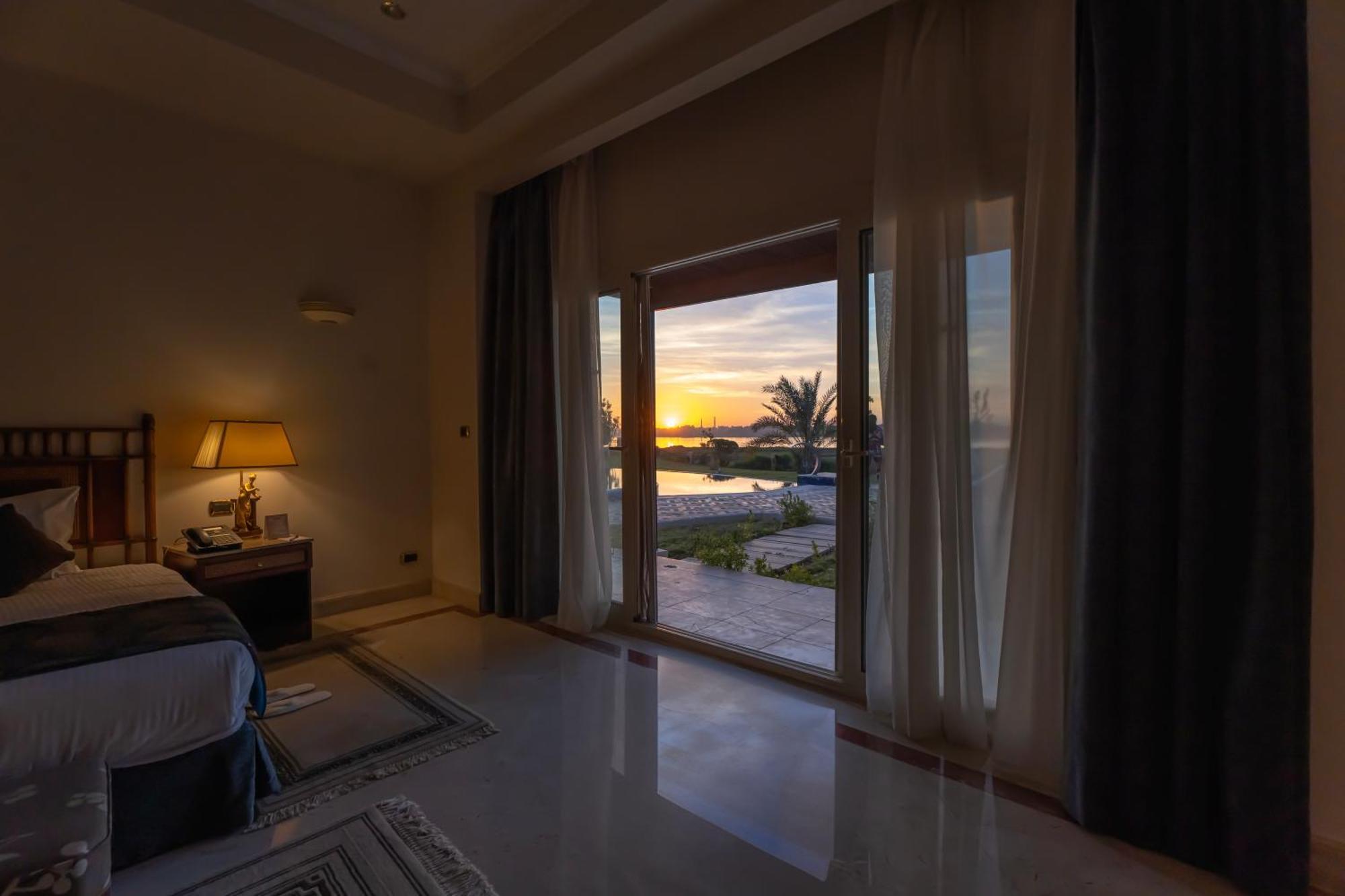 Jolie Ville Hotel & Spa Kings Island Luxor Bagian luar foto Sunset view from a bedroom