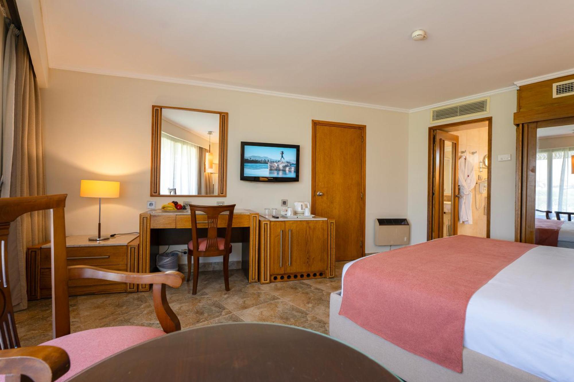 Jolie Ville Hotel & Spa Kings Island Luxor Bagian luar foto A room at the hotel