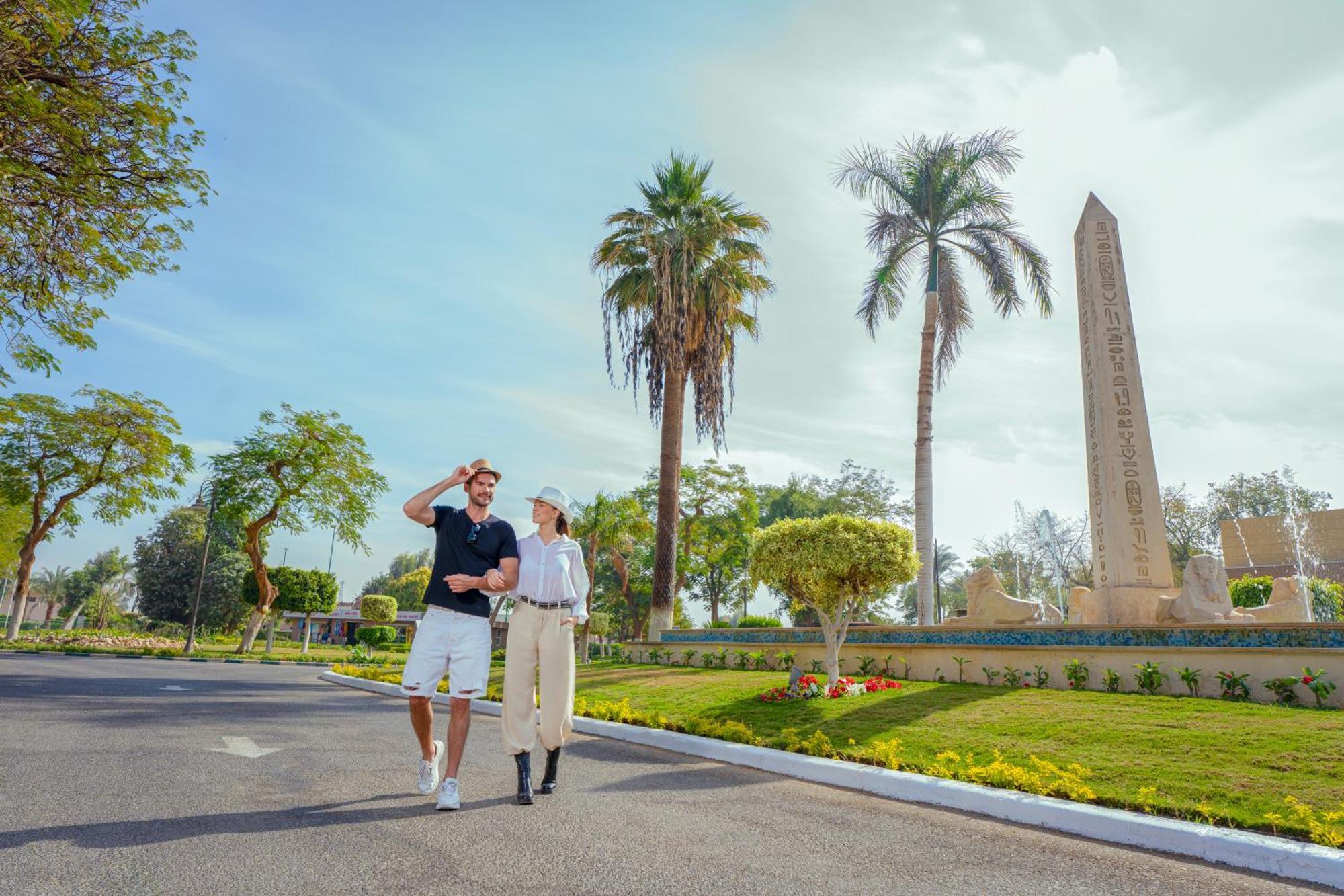 Jolie Ville Hotel & Spa Kings Island Luxor Bagian luar foto Obelisks of the Royal Guard