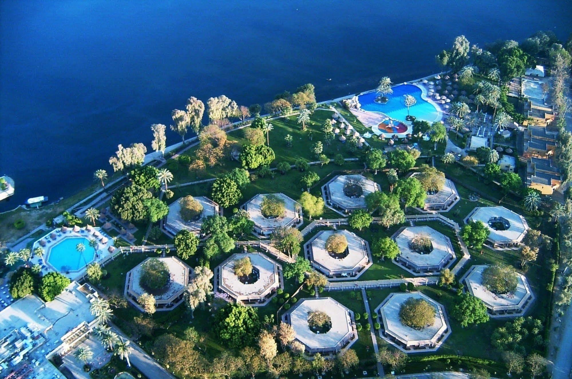 Jolie Ville Hotel & Spa Kings Island Luxor Bagian luar foto Aerial view of the resort
