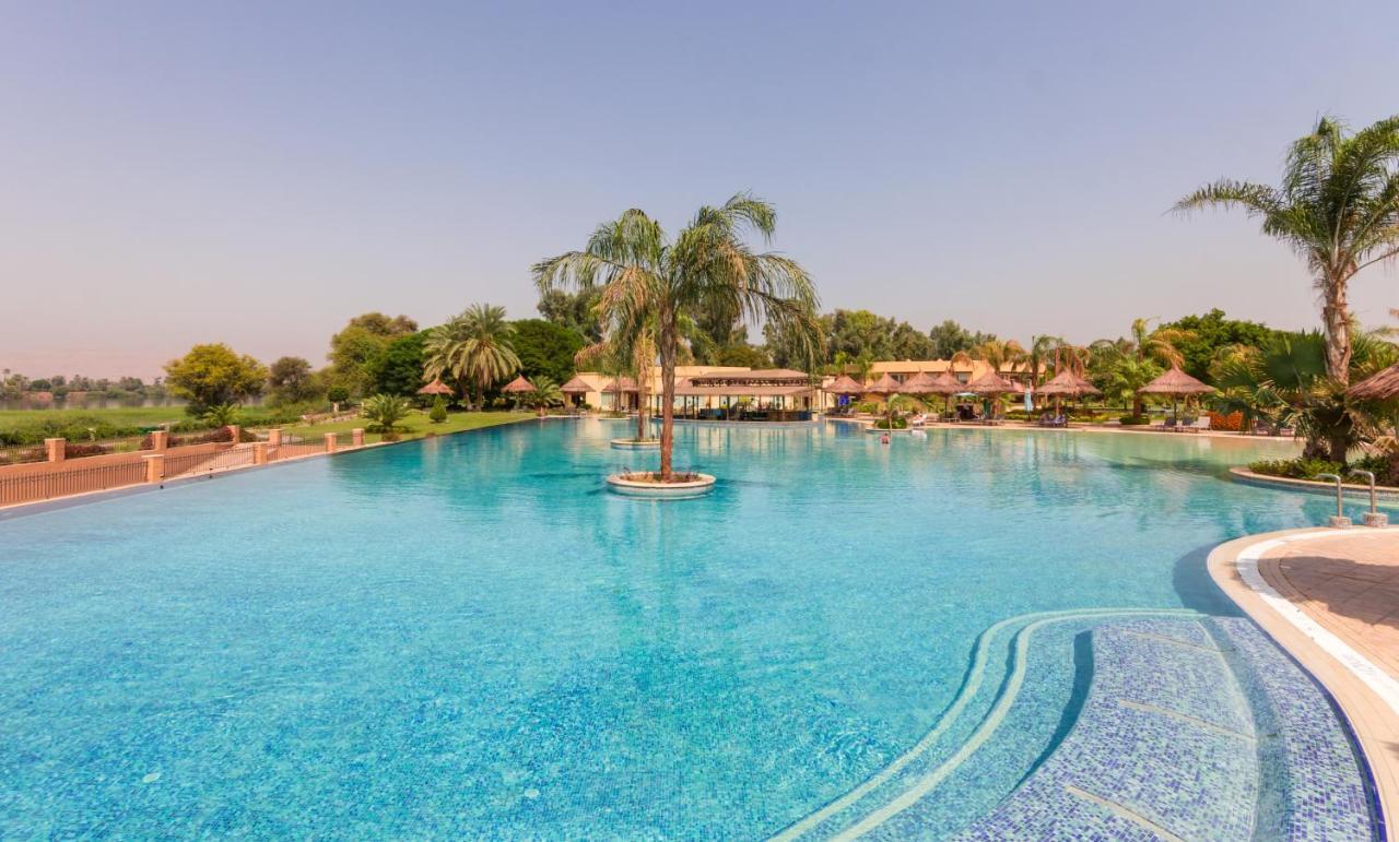 Jolie Ville Hotel & Spa Kings Island Luxor Bagian luar foto The swimming pool at the resort